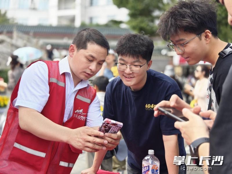 志愿者服务游客。均为景区供图