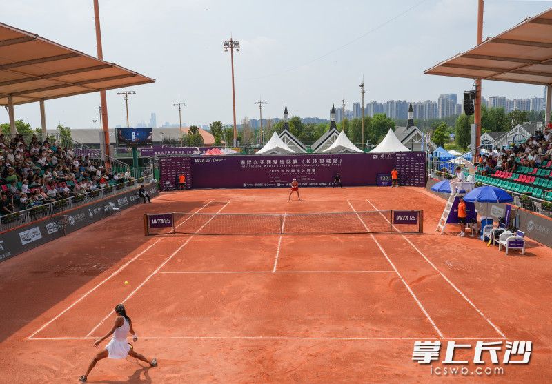 中国“金花”韦思佳迎战哈萨克斯坦选手库兰巴耶娃。 中国“金花”韦思佳迎战哈萨克斯坦选手库兰巴耶娃。