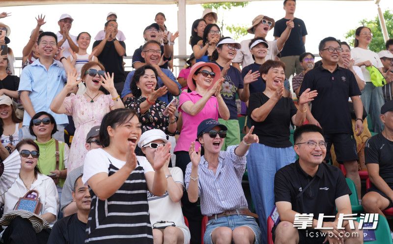 热情的球迷们。 热情的球迷们。