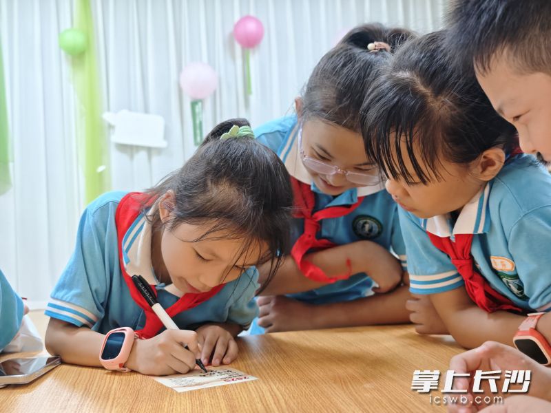 一名学生在“未来寄语卡”上写下自己的心愿。