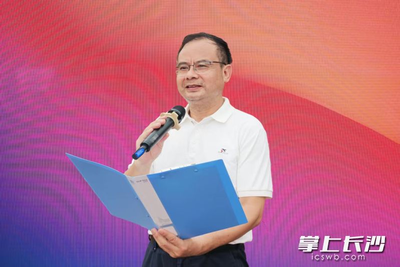 王德复在长沙市中嘉高级中学2025年秋季开学典礼上致辞。长沙晚报通讯员 张剑 供图
