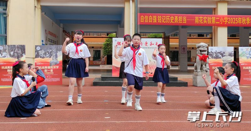 集体朗诵环节，同学们以铿锵有力的语调、热忱真挚的情感，道出新时代少年的理想与担当。