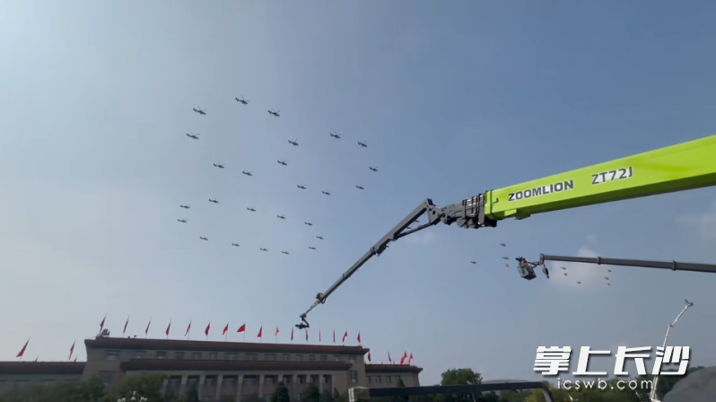 中联重科的设备在纪念大会现场平稳运行。 受访者供图