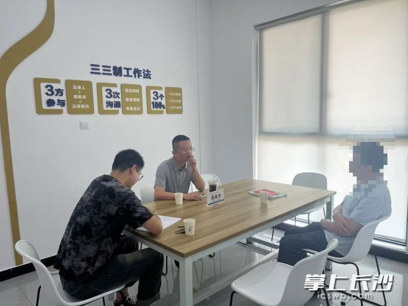 荷花园街道综治中心轮值班子成员约访重复投诉人。