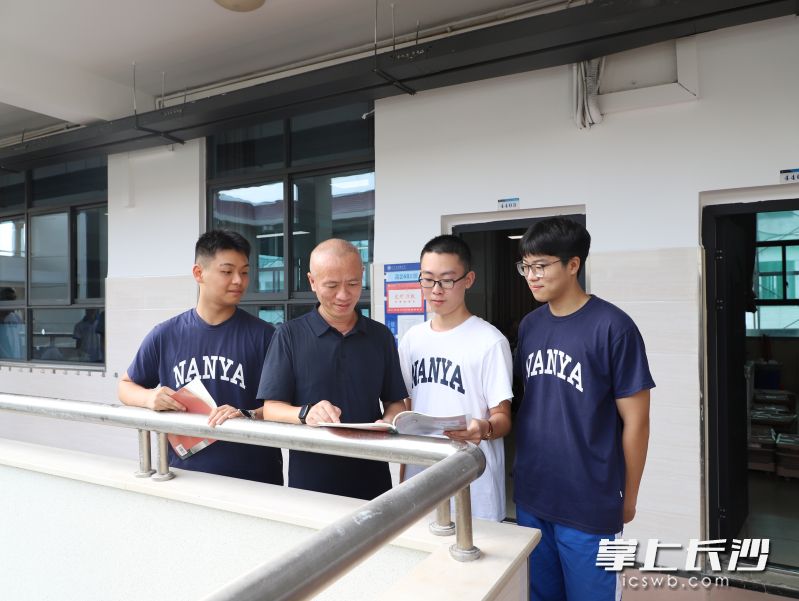 课后黄毅解析学生的疑惑。