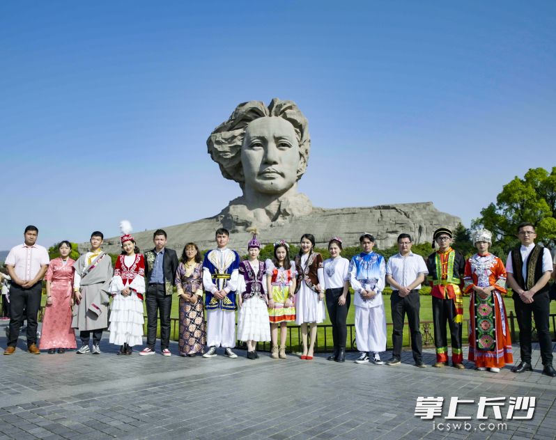 中南大学各族师生在橘子洲青年毛泽东雕塑前共唱民族团结之歌。 均为长沙市民宗局供图