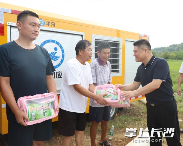 慰问组为一线工作人员送上防暑降温用品。均为长沙晚报通讯员 向玲娅供图