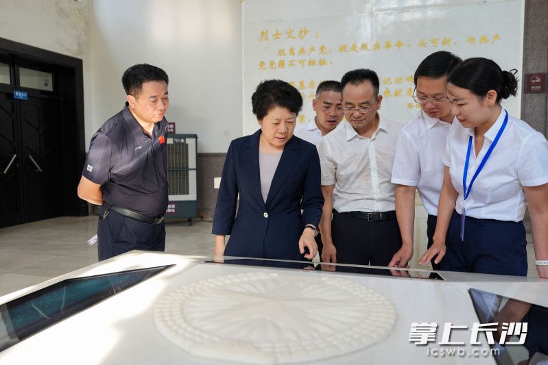 9月3日，省委常委、市委书记吴桂英深入湖南烈士公园，缅怀革命先烈，调研公园建设管理等工作。