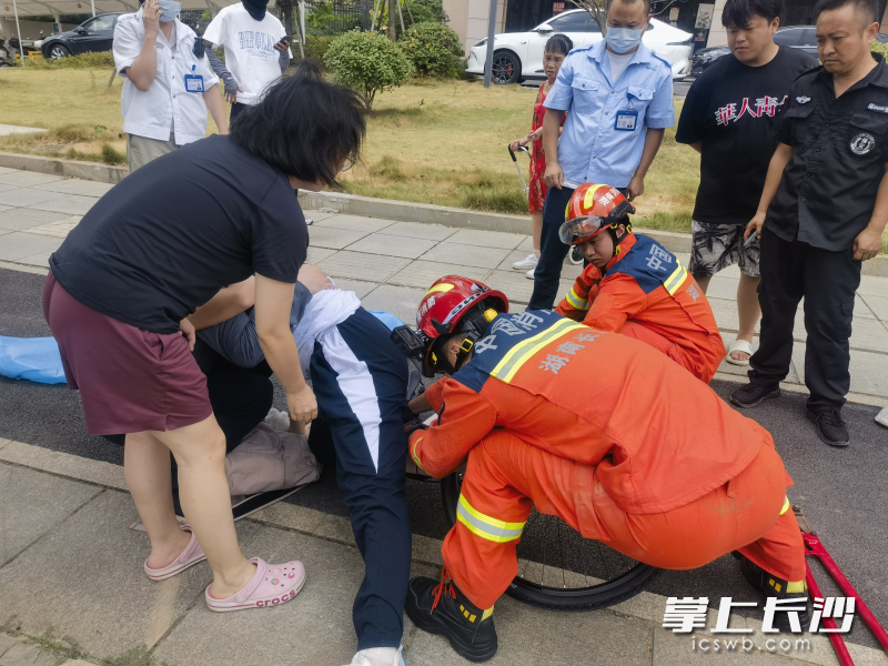 消防员紧急救助摔倒市民。 长沙晚报通讯员 龙伟杰 摄