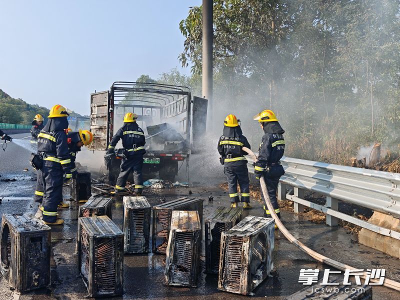 消防队员在紧急扑救。长沙晚报通讯员 杨慧 摄 消防队员在紧急扑救。长沙晚报通讯员 杨慧 摄