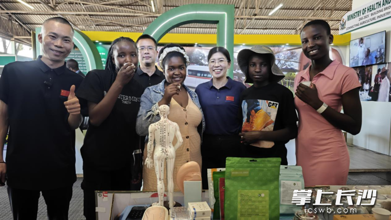 参展者品尝中医养生茶。 参展者品尝中医养生茶。