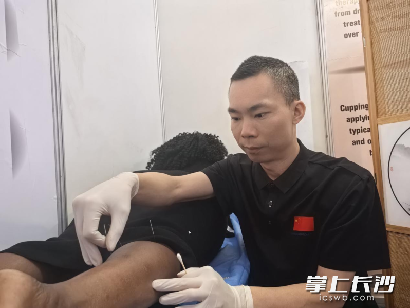 中津中医药中心主任肖志强医生为参会者现场演示针灸治疗。 中津中医药中心主任肖志强医生为参会者现场演示针灸治疗。