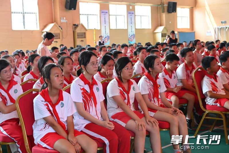 孩子们在认真聆听思政课。