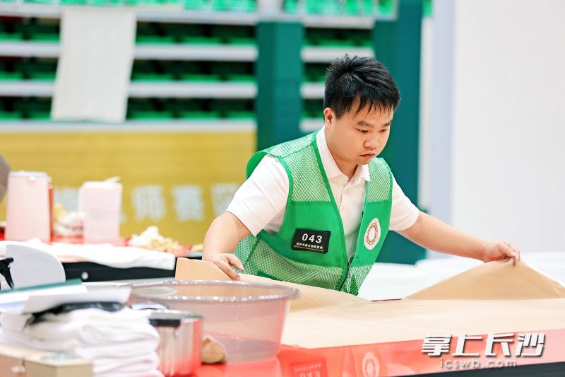 王鑫在小心翼翼地修复文物。均为受访者供图