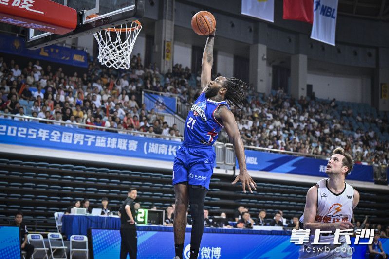 9月5日晚，2025赛季NBL（全国男子篮球联赛）季后赛半决赛继续进行，坐镇主场的长沙勇胜以79比71力克合肥狂风峻茂，从而以大比分3比0淘汰对手，挺进总决赛。 均为长沙晚报全媒体记者余劭劼摄