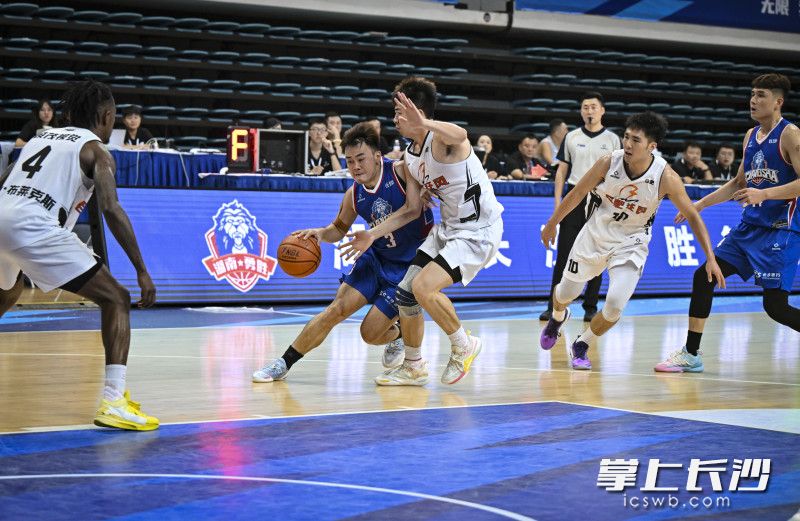 邓愈鑫持球突破。