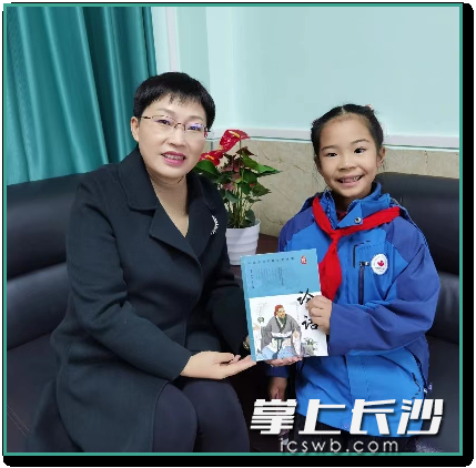 新学期给学生赠送书本，约定共读好书。
