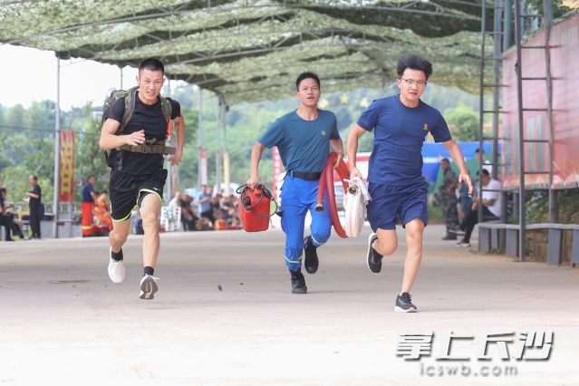 参训人员进行体能训练。
