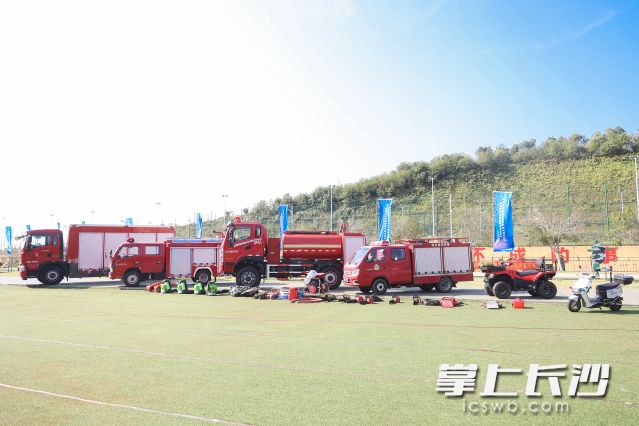 在活动现场专门设置了森林防灭火应急装备展示区。