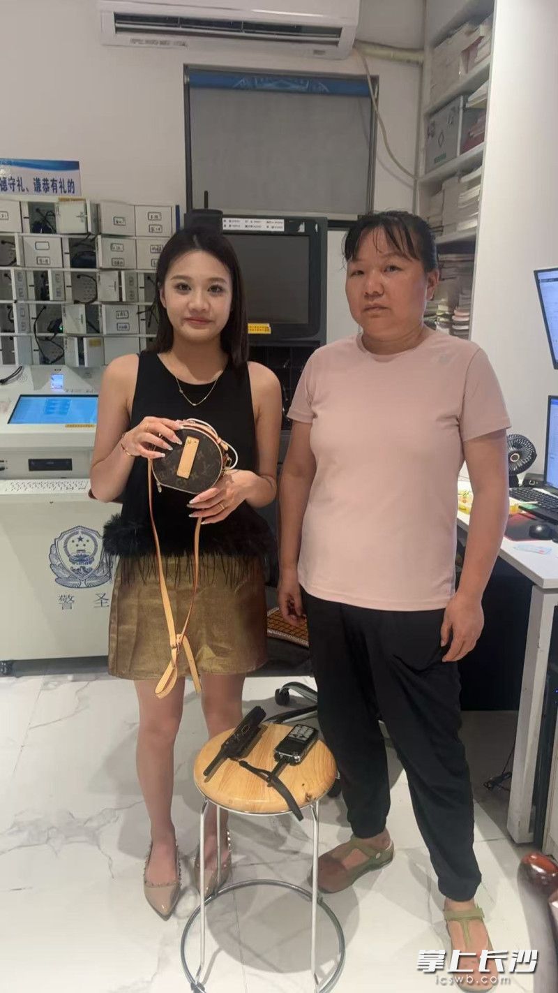 福建游客拿回了实物。湘江新区交警供图 福建游客拿回了实物。湘江新区交警供图