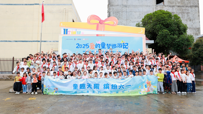 澳优多次在乡村小学开展公益活动。