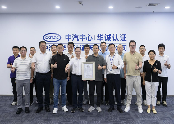 华诚认证向理想i8颁发“整车结构可靠之星”认证证书。 均为理想汽车供图