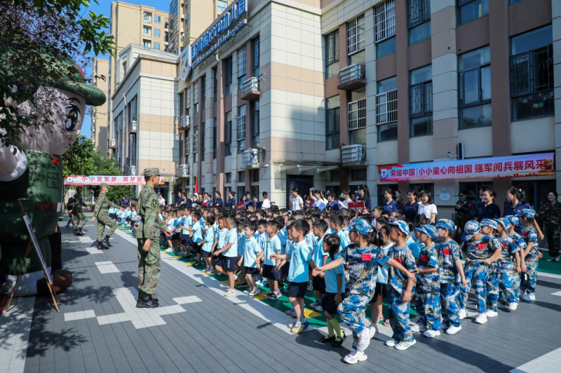 小小童心向祖国 强军阅兵展风采”爱国主义教育活动现场。均为通讯员 供图