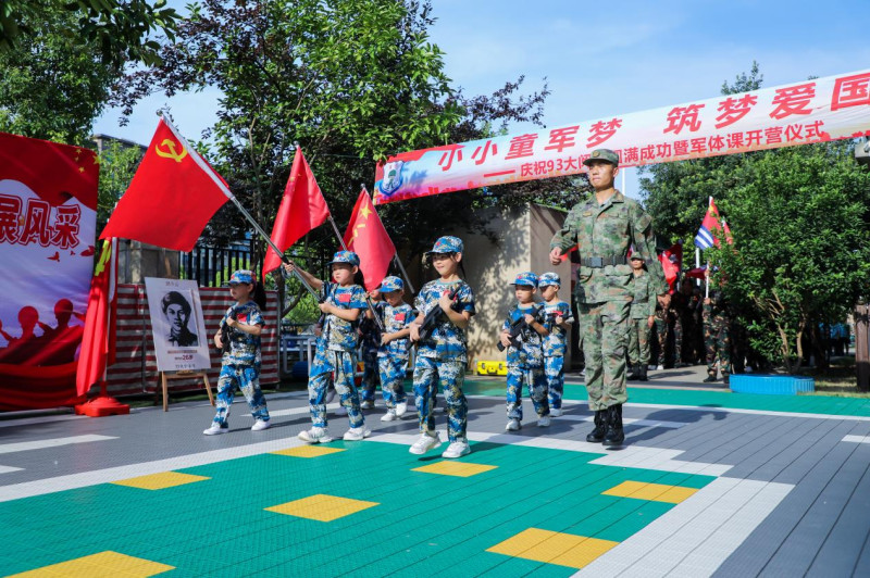 孩子们沉浸式体验“小小阅兵式”活动。