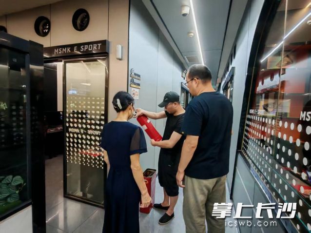 检查小组逐一查看了各场所的灭火器是否在有效期内、压力是否正常等。
