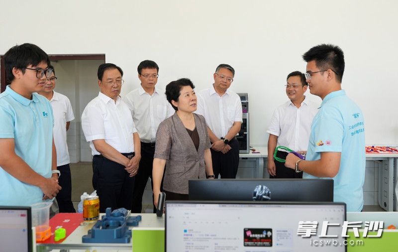 吴桂英来到长沙工业学院。