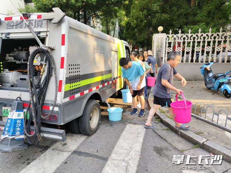 洒水车变送水车,开进小区“解渴”。 均为长沙晚报通讯员 袁佳乐 供图 洒水车变送水车,开进小区“解渴”。 均为长沙晚报通讯员 袁佳乐 供图