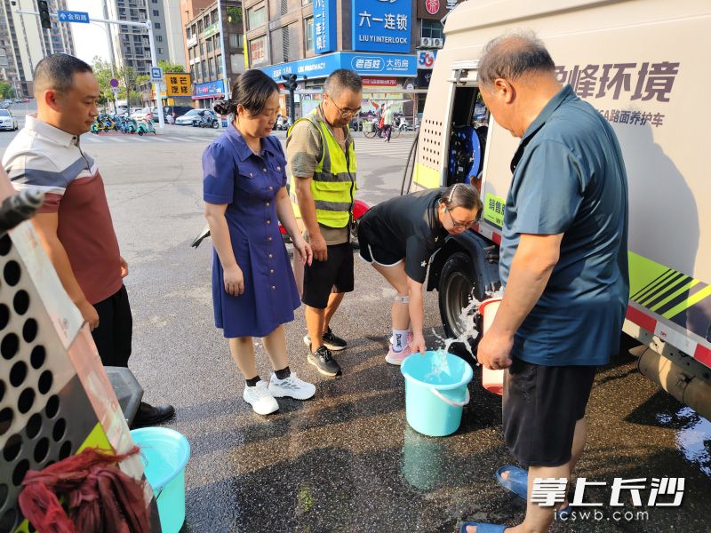 环卫工人送水上门解了早高峰用水难。 环卫工人送水上门解了早高峰用水难。