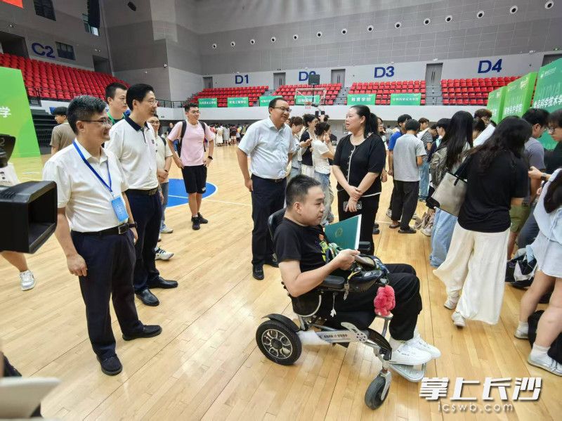 邓添来在报到中。