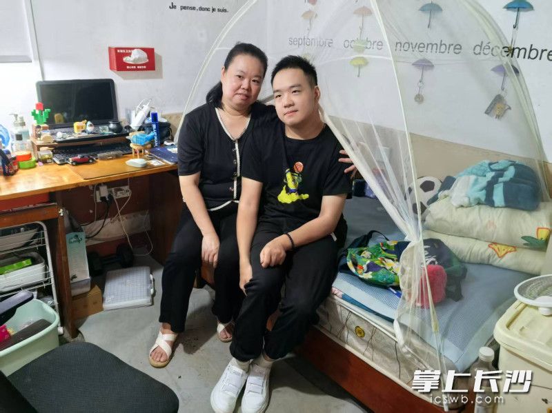 邓添来和妈妈在一起。