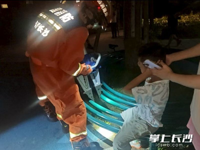 消防员正在救援被卡小孩。 长沙晚报通讯员 龙伟杰 摄