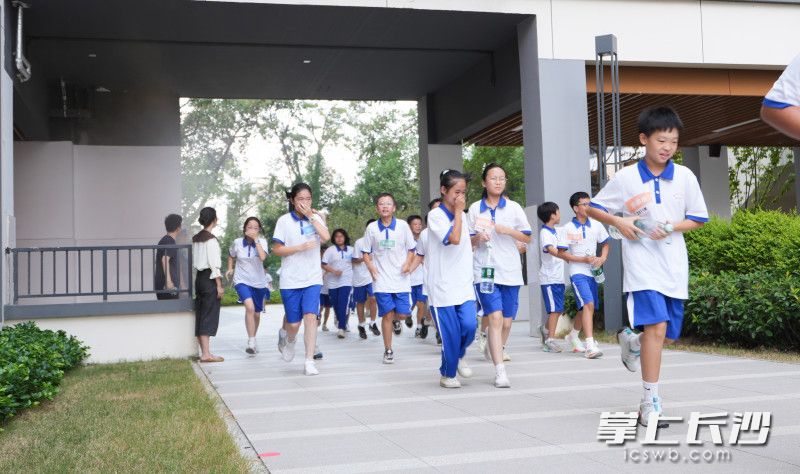 疏散逃生演练。 均为长沙晚报通讯员 刘雅莉 摄