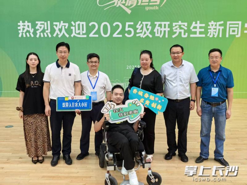长沙“轮椅男孩”邓添来今天开启了研究生时光。 均为长沙晚报实习生 向思强 摄