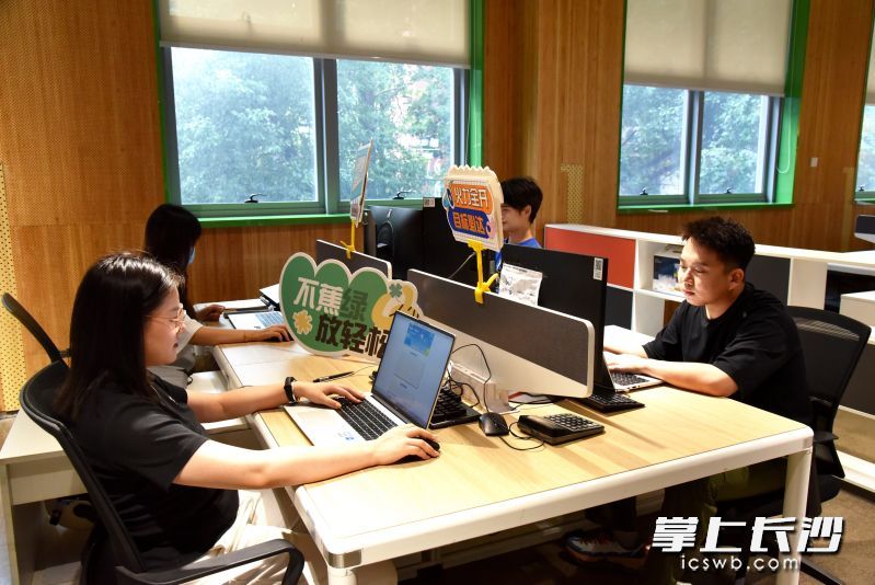 年轻人在这里的工作态度蛮认真。长沙晚报通讯员 朱莉 摄