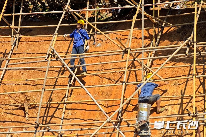 工人在施工中。