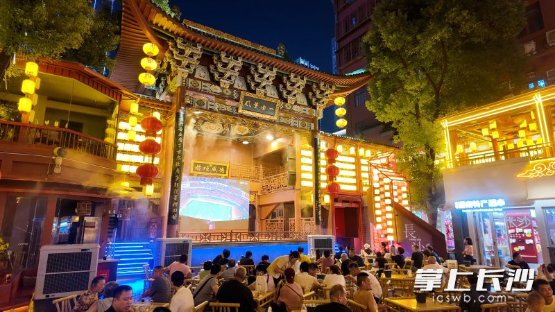 火宫殿“第二现场”。长沙晚报全媒体记者 洪虹 实习生 范雯 摄