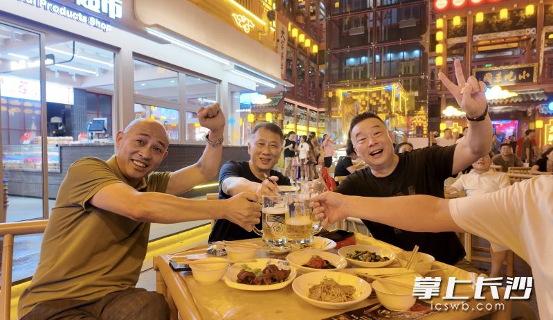 在火宫殿“第二现场”观战的球迷。长沙晚报全媒体记者 洪虹 实习生 范雯 摄