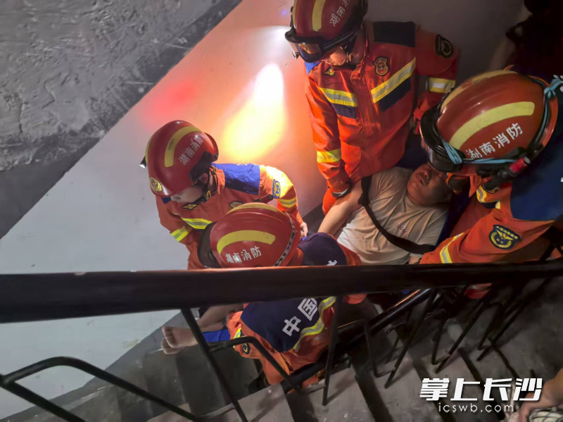 消防员正协助转运。 长沙晚报通讯员 杨振宇 摄 消防员正协助转运。 长沙晚报通讯员 杨振宇 摄