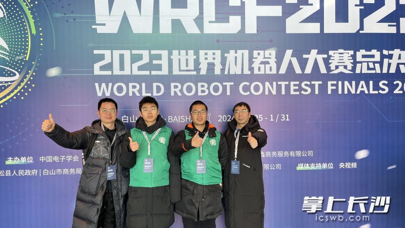 段贤清（右一）与竞赛学生在一起。照片由本人提供