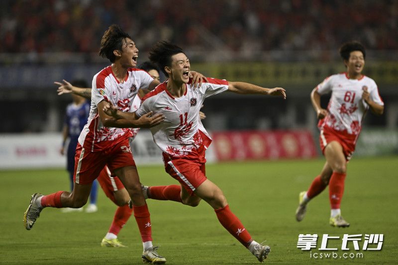9月7日的“湘超”揭幕战中，长沙队11号李章毓（中）打入首球。 长沙晚报全媒体记者 黄启晴 摄