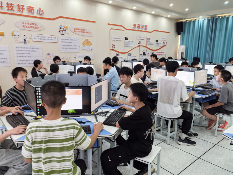 38位怀揣着对科技无限憧憬的学生，精神抖擞地走进AI少年云教室，迎来新学年意义非凡的第一堂AI课。