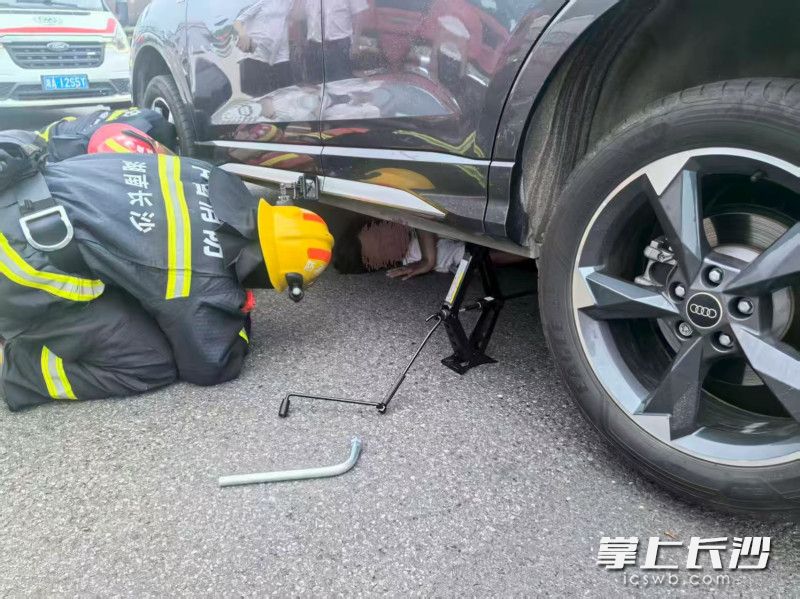 消防员跪地营救被困群众。 均为长沙晚报通讯员 王磊 摄 消防员跪地营救被困群众。 均为长沙晚报通讯员 王磊 摄