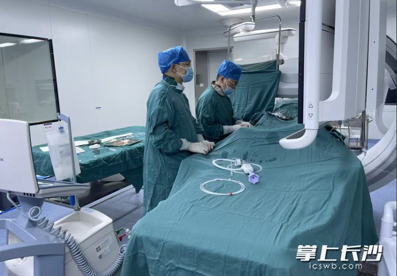 胸痛中心医生为急性心肌梗死患者施行紧急介入手术，开通堵塞的血管。通讯员供图