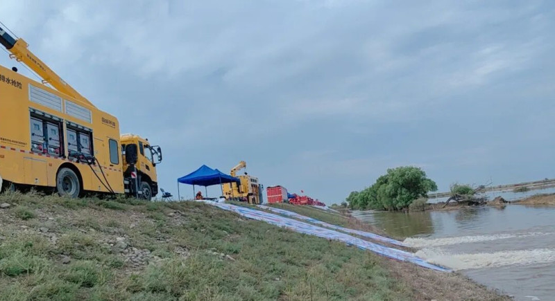 盈峰环境带吊臂应急排涝车在内蒙防汛现场。受访者供图 盈峰环境带吊臂应急排涝车在内蒙防汛现场。受访者供图