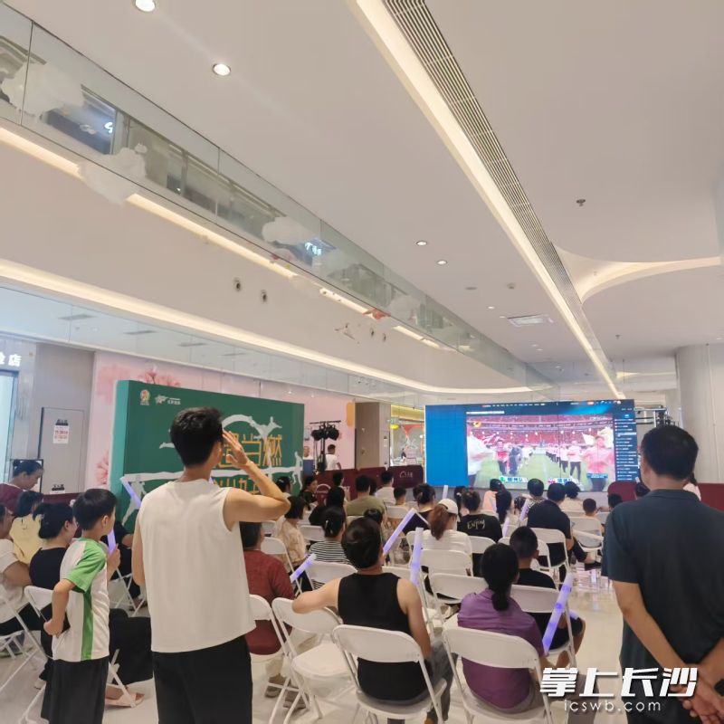 夜幕下的星沙天虹购物中心化身足球的欢乐海洋。