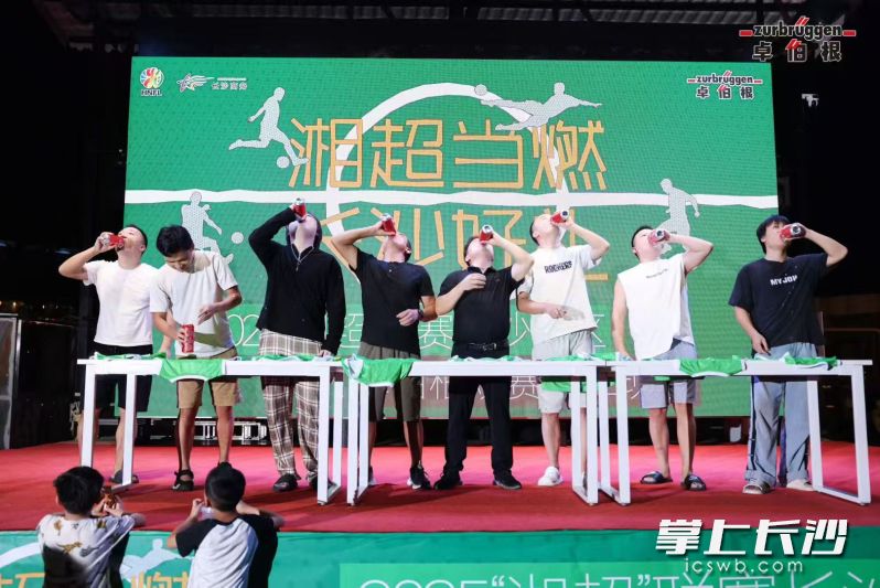 卓伯根夜市“德啤碰湘超”活动热辣开场。